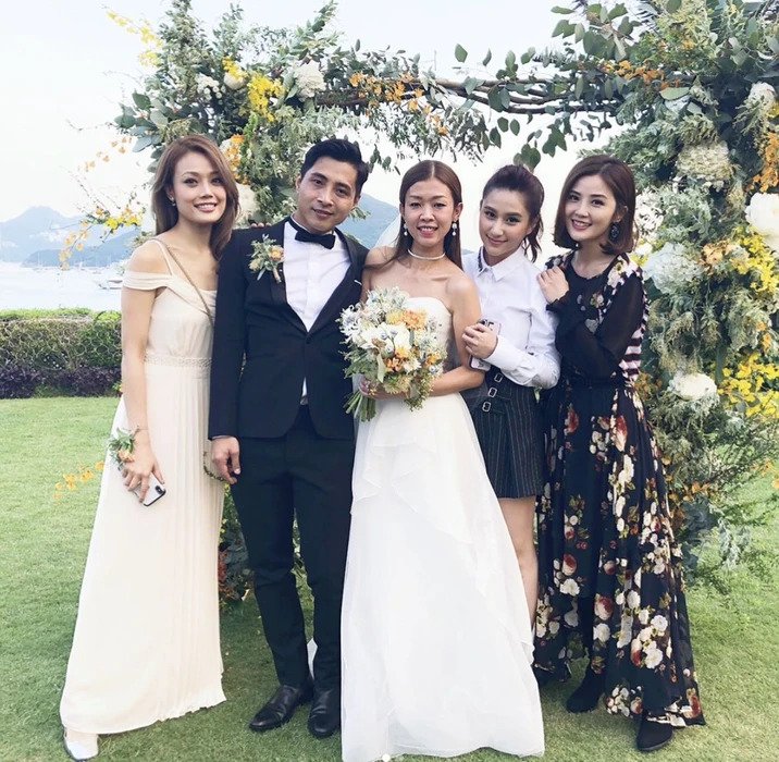 參加婚禮必備單品，不會過度花枝招展且又很時髦。