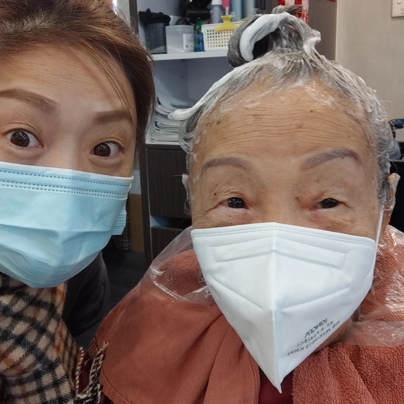 梅小惠陪媽媽洗頭剪髮。