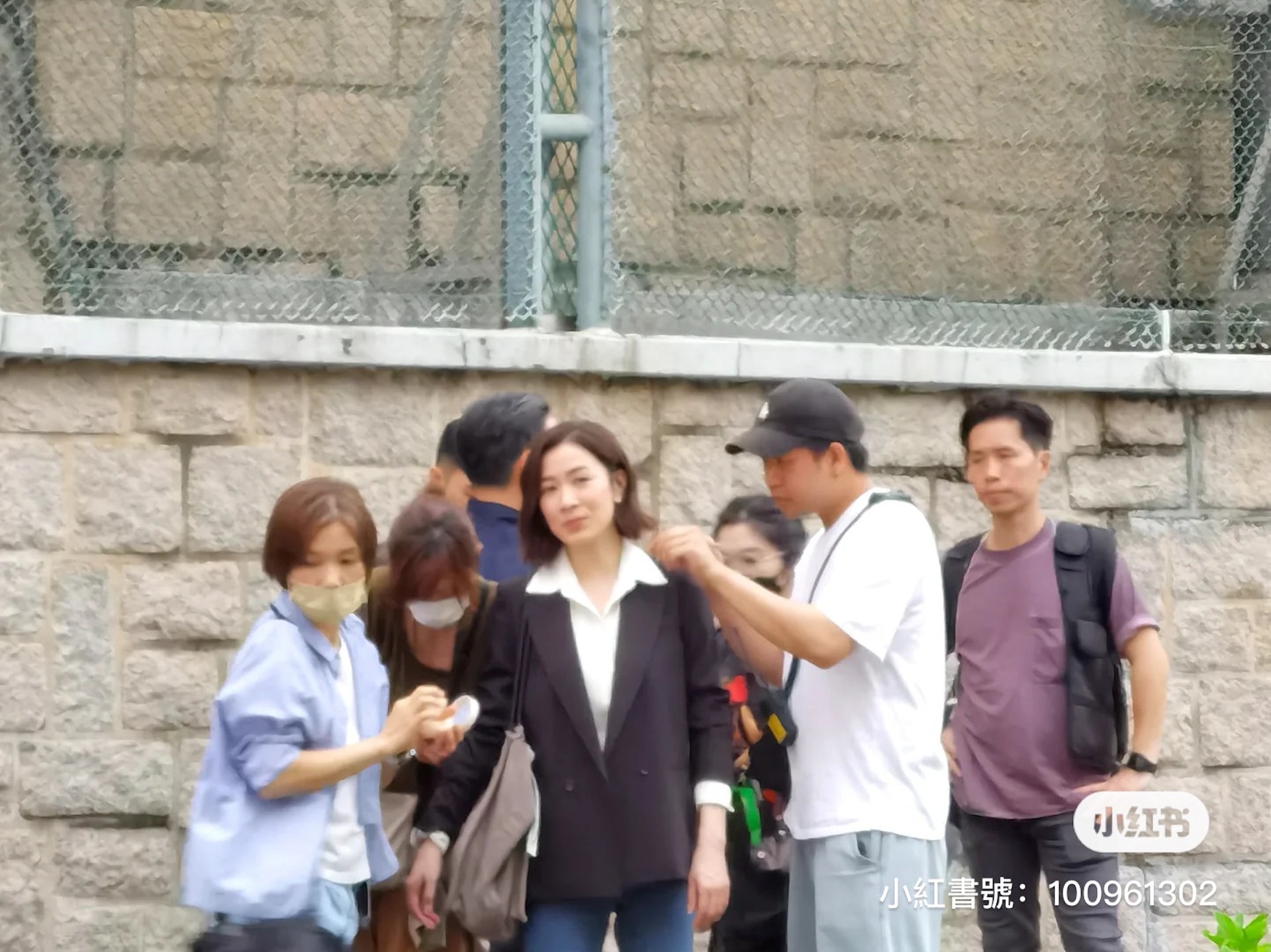 日前有網民在街上偶遇佘詩曼同劇組在開工拍外景。