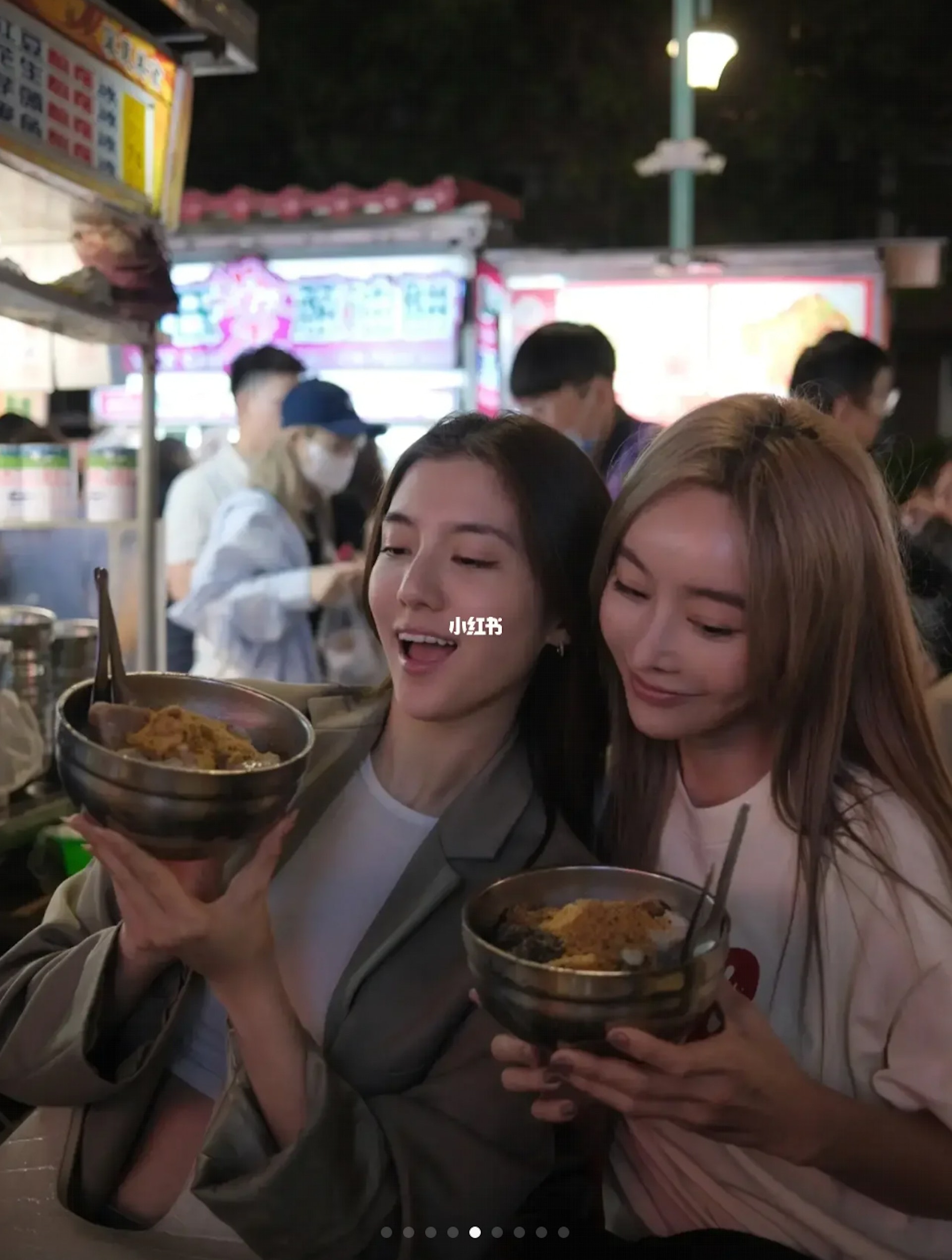 吳千語手持心心念念的麻糬冰在鏡頭前笑得燦爛。