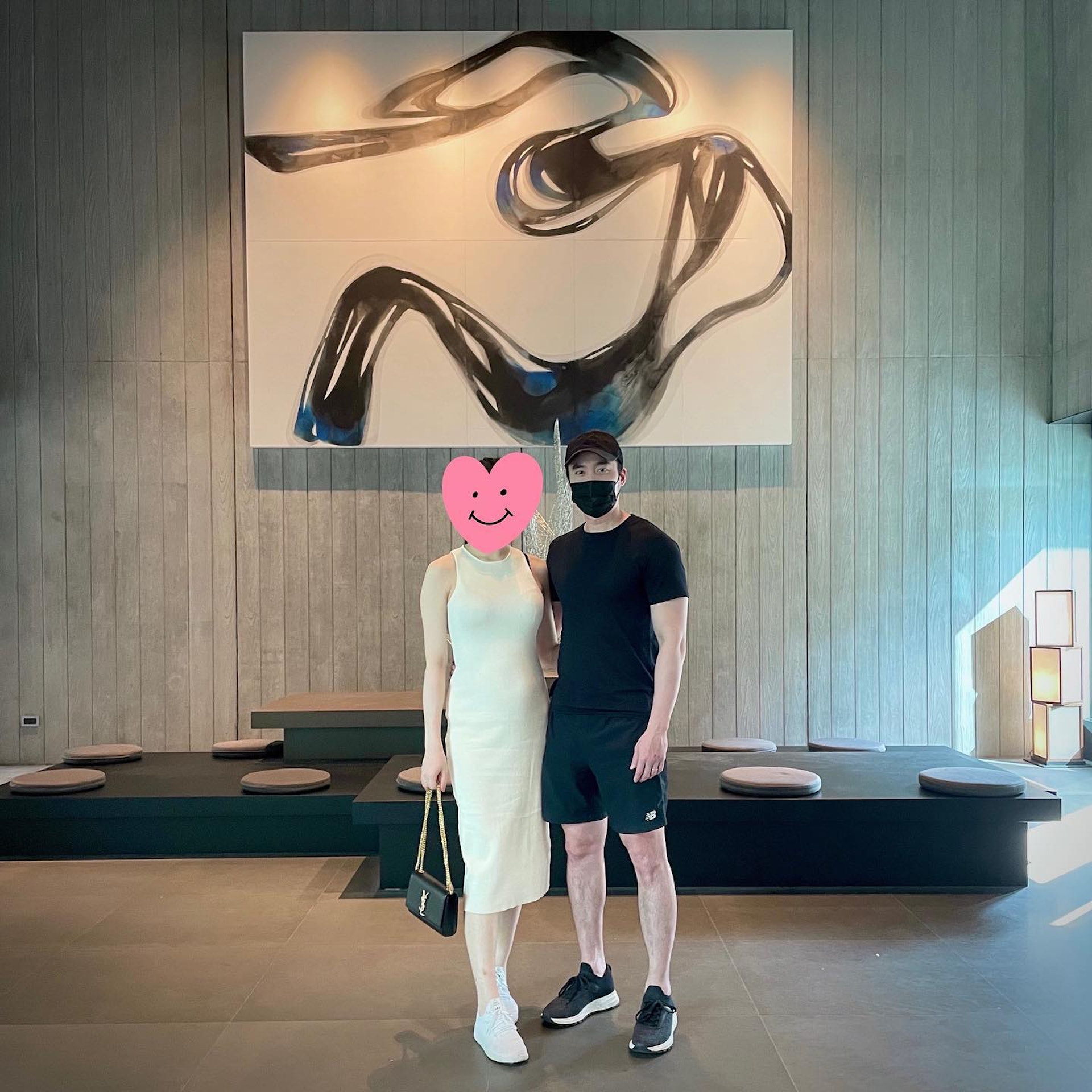 在結婚初期,賴弘國會遮掉老婆的樣子。