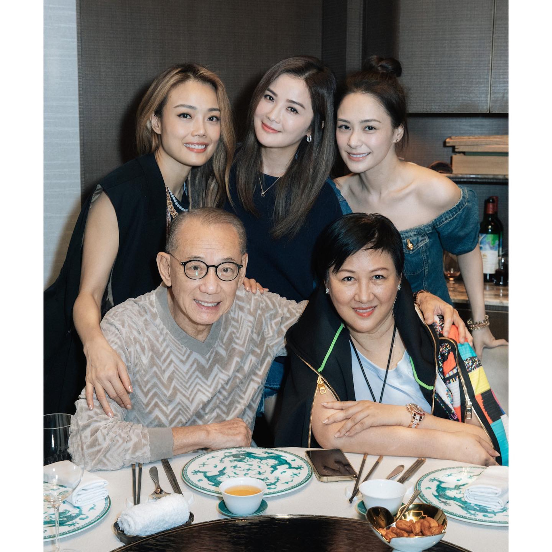 阿嬌上載多張與老闆楊受成夫婦、容祖兒及蔡卓妍等好姊妹的合照。