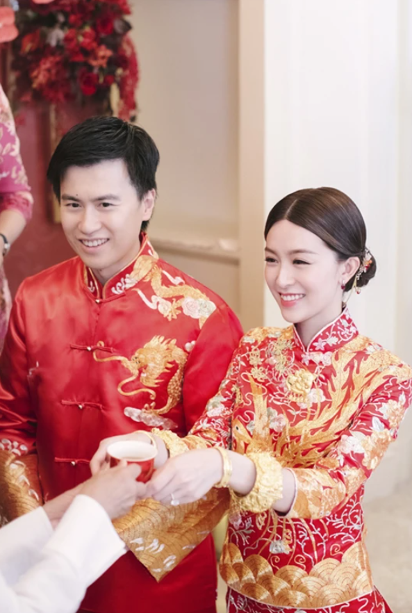 janice_man嫁給富三代吳啟楠時，手上亦只有一對巨型金龍金鳳圖案的龍鳳鈪