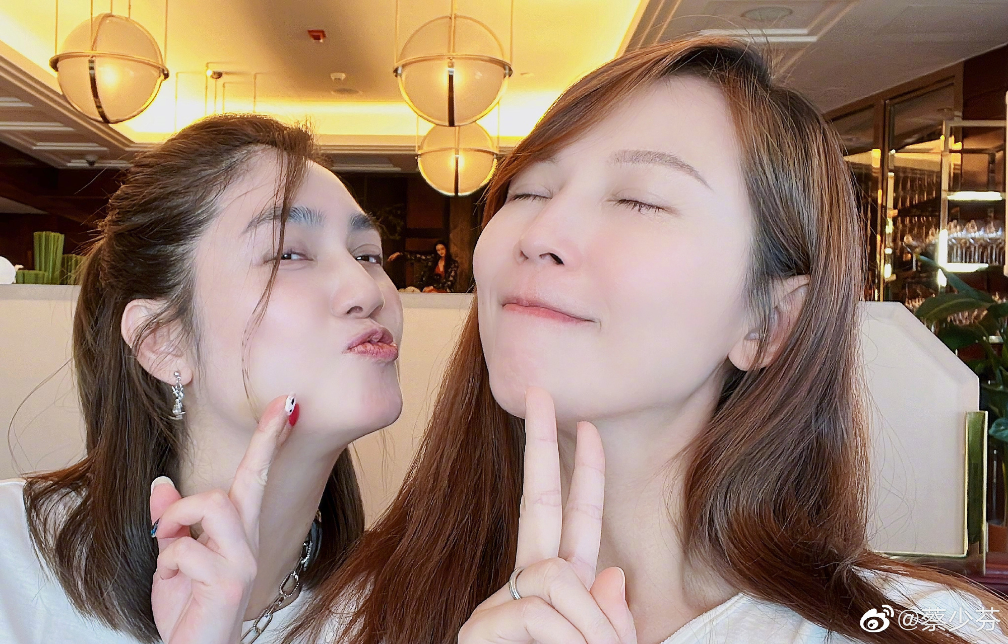 蔡少芬與洪欣合照