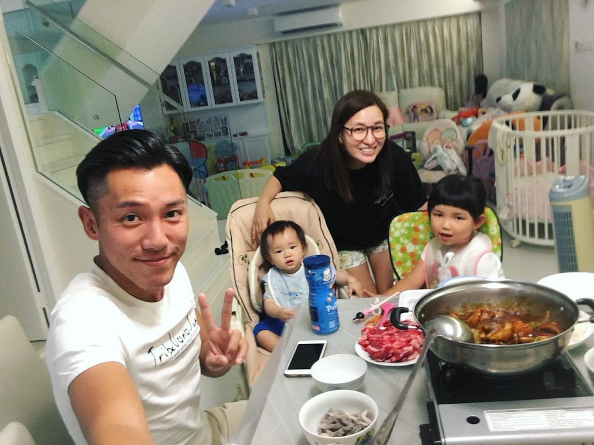 客廳有樓梯通往上層。