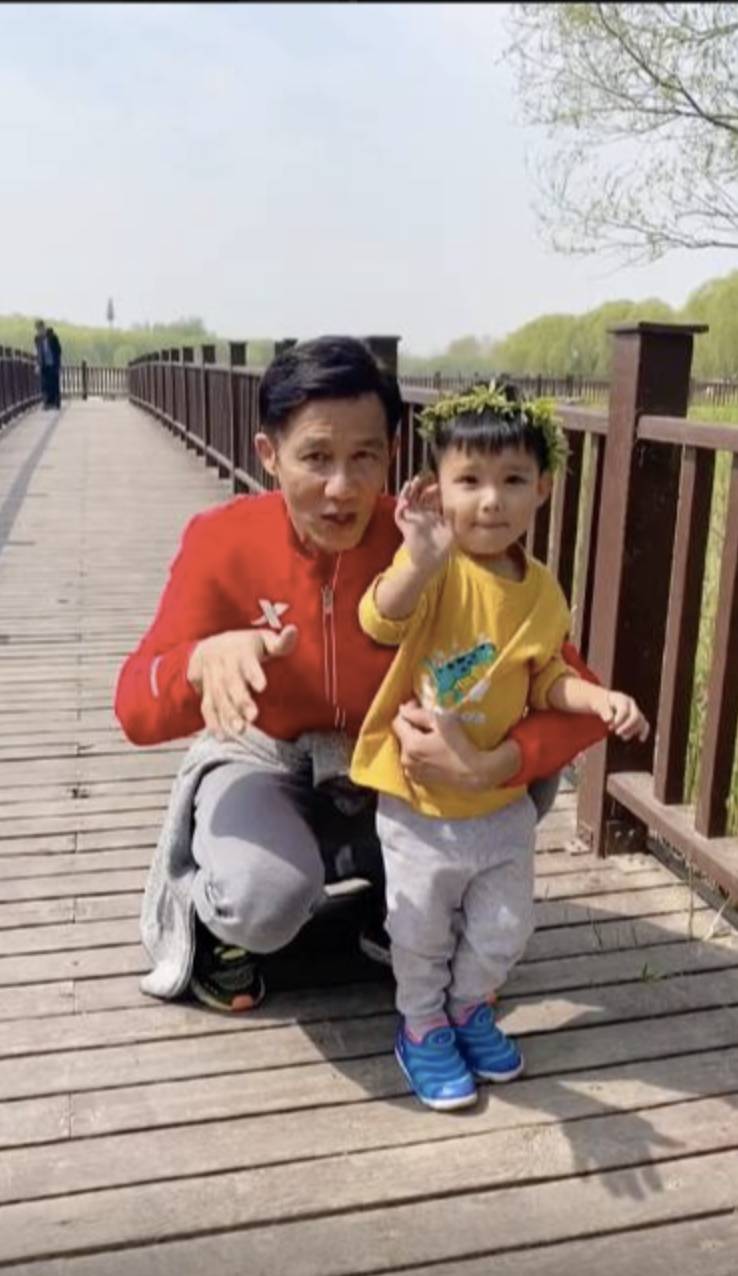 李子雄現在一頭濃密頭髮如逆生長。