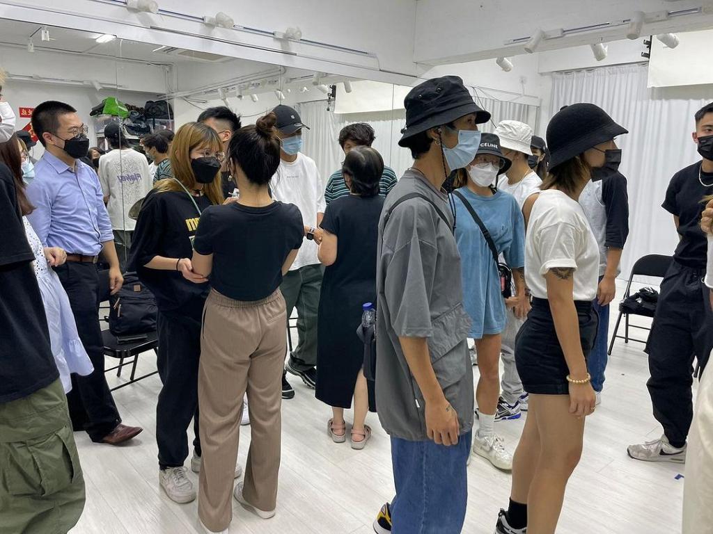 去年9月中,兩名舞蹈員Angus及Terry公開SoChing的近照。