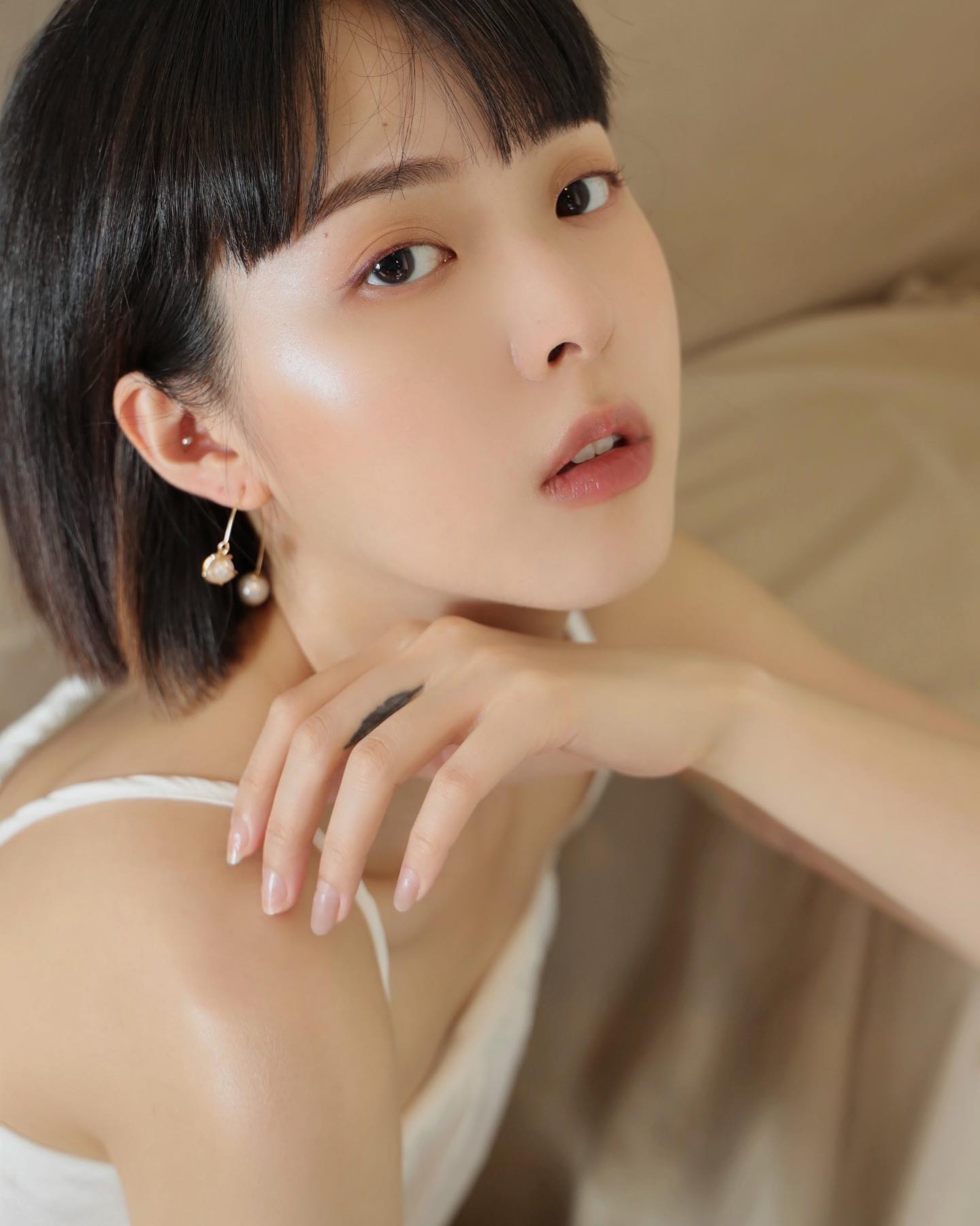 精緻米橘色眼妝。