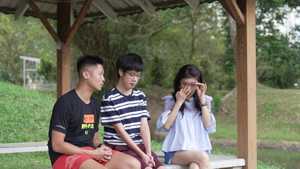 Hanson現身節目並向媽媽送上一吻