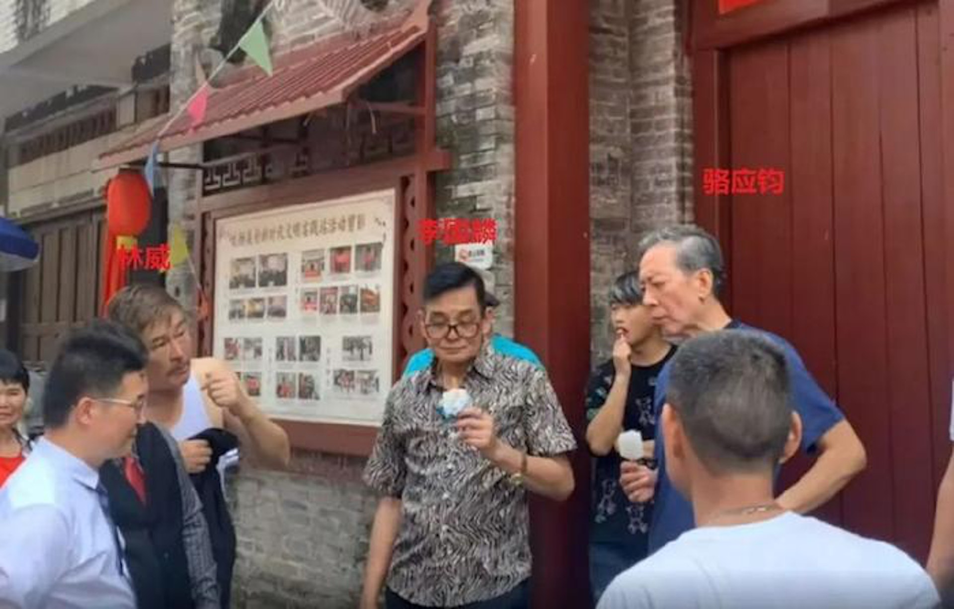 駱應鈞與李國麟趁着拍攝空檔食雪條解暑。