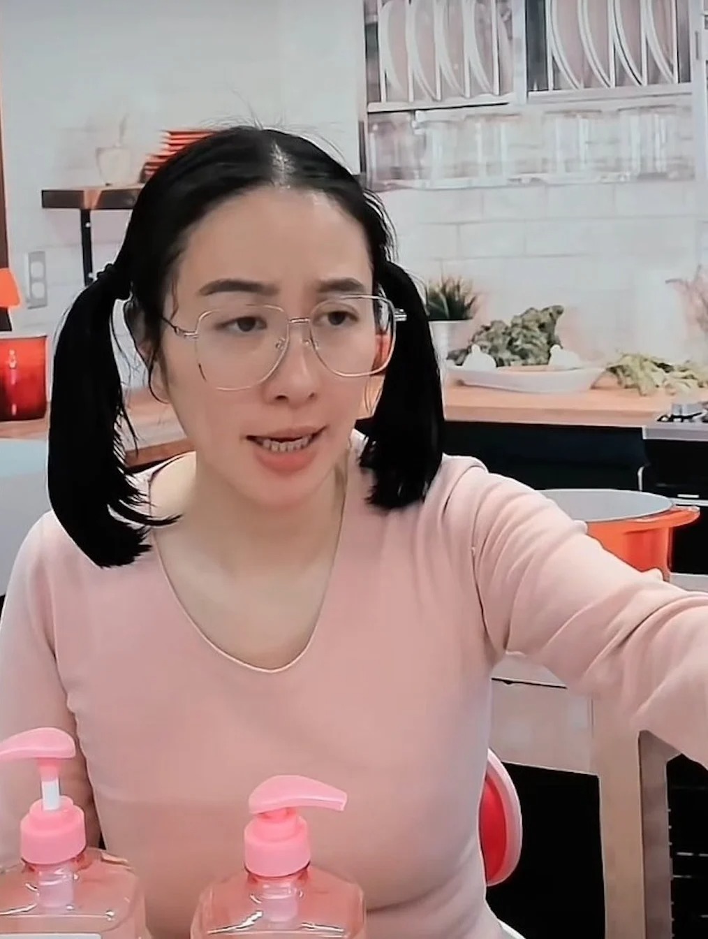 葉璇行為舉止充滿大媽味,令網友看得目瞪口呆。