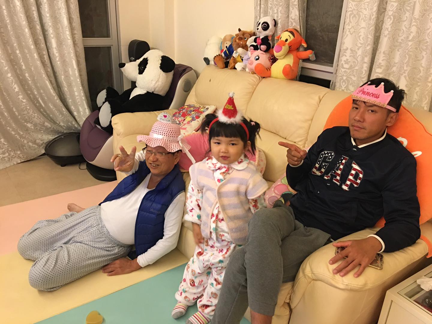 客廳放置2張梳化和按摩椅,依然空間十足。