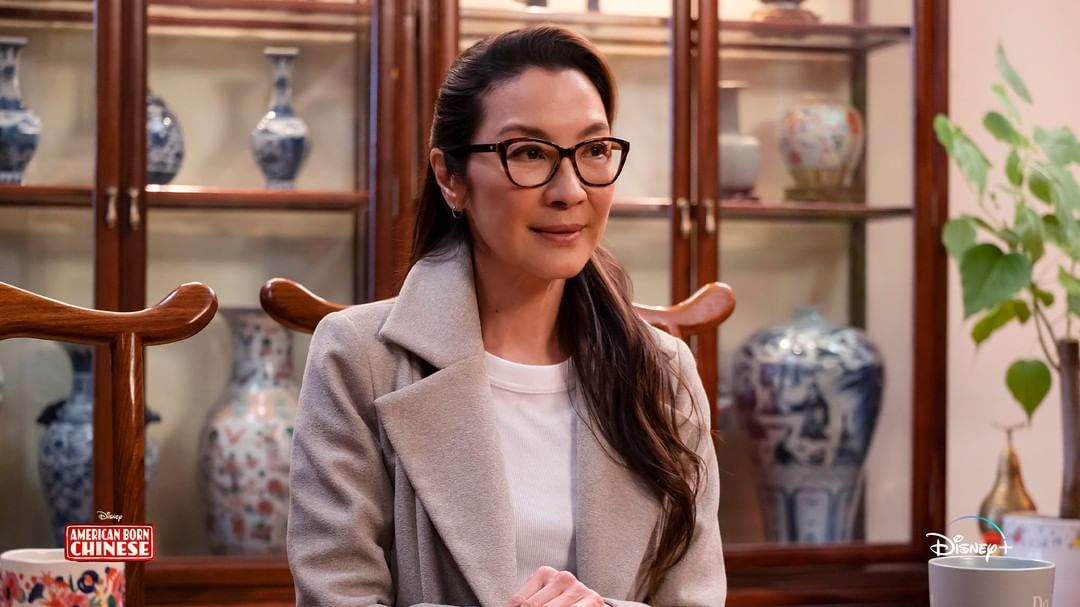 憑電影《奇異女俠玩救宇宙》勇奪奧斯卡影后的楊紫瓊在劇中飾演一位陳偉(劉敬 飾)的姑姑