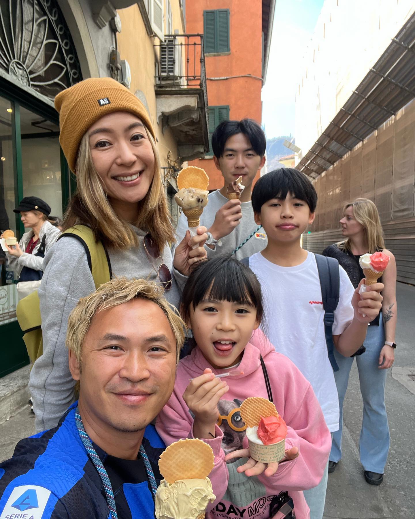 梁芷珮一家五口。