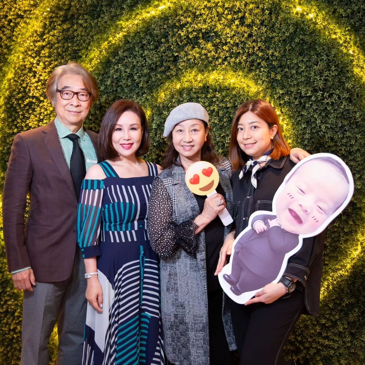 元秋出席胞妹文雪兒的孫子百日宴時意外曝光了近況