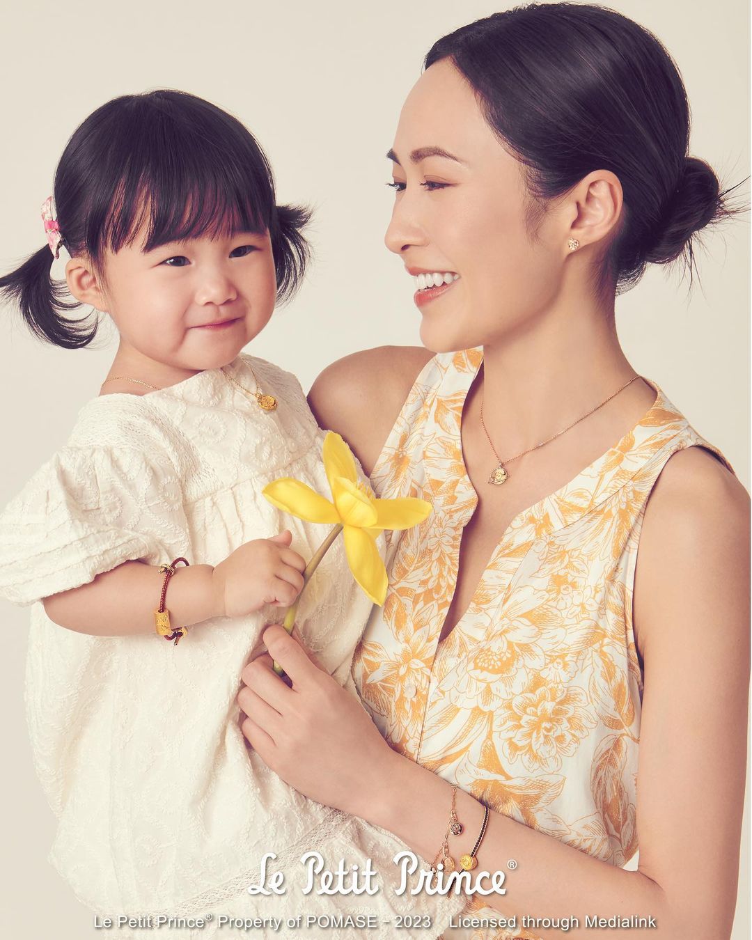 湯怡與女女QQ為英皇珠寶拍攝廣告