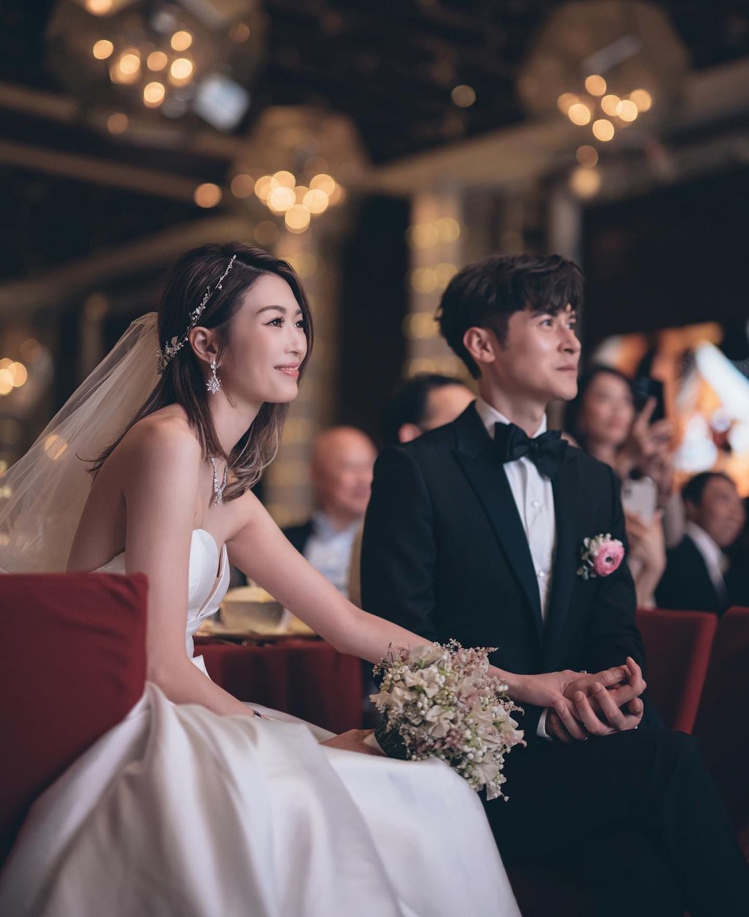 婚禮上新娘多穿著白色婚紗