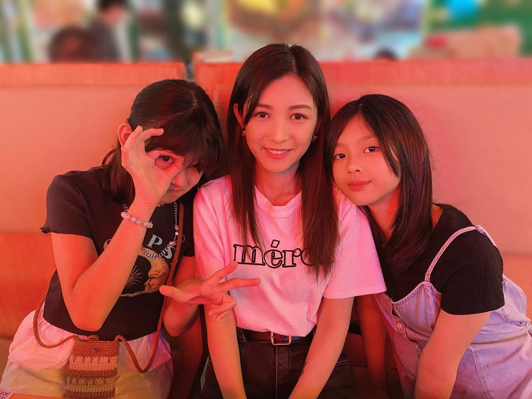 陸永老婆陳莉娜與女兒陸一穎(Hannah)及細女陸一(Simsim)合照
