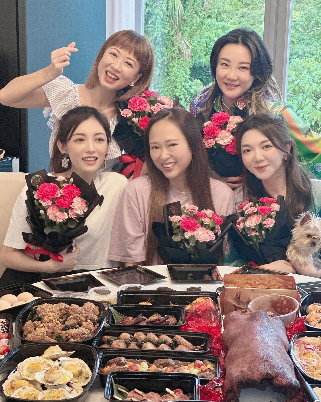 陸永老婆陳莉娜與林盛斌太太黃乙頤、容羨媛等人預祝母親節的聚會照片