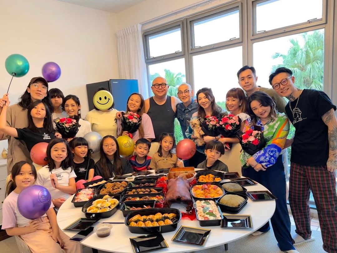 幾個家庭一起慶祝母親節