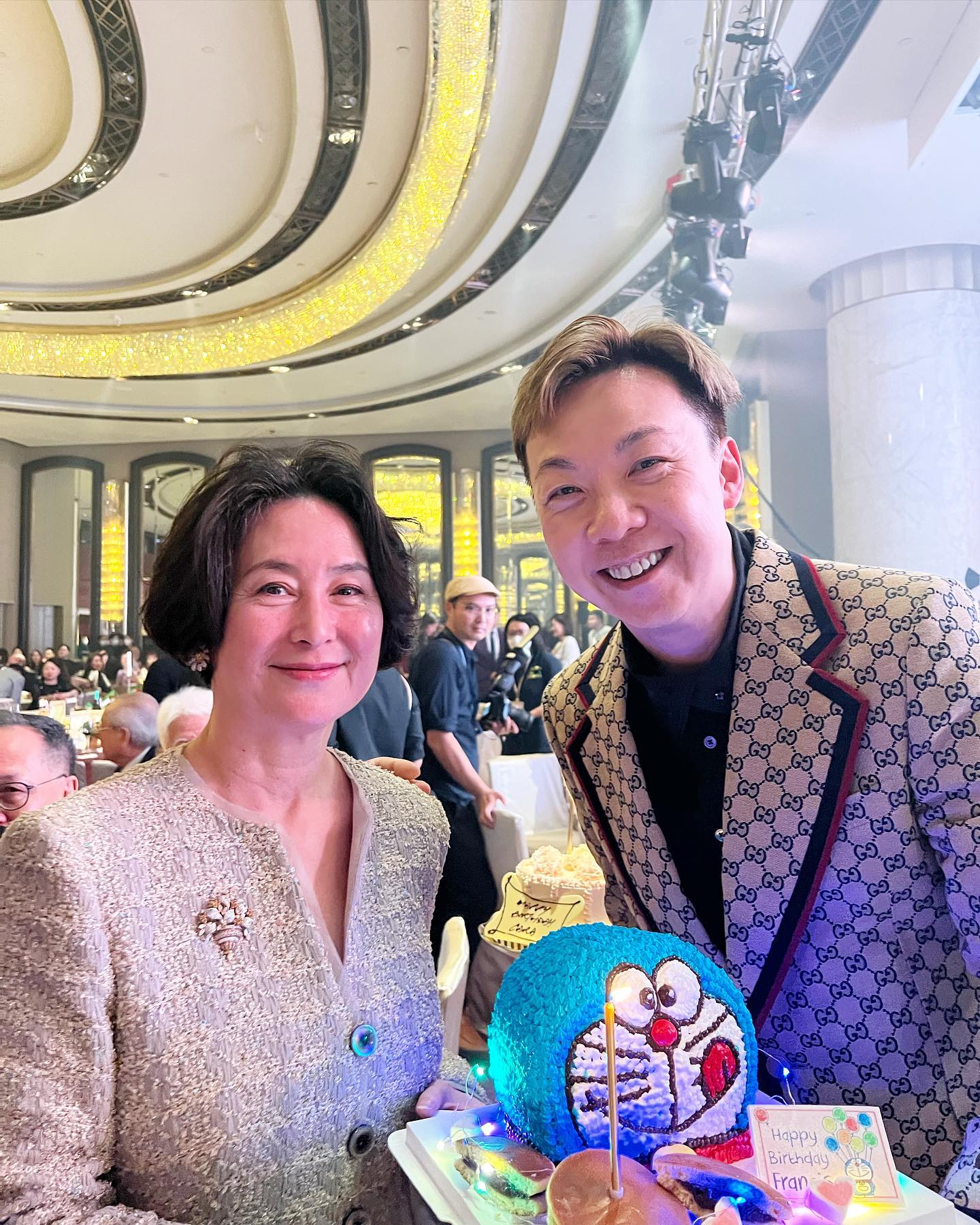 何超瓊優雅淡妝亮相盡顯自然美。