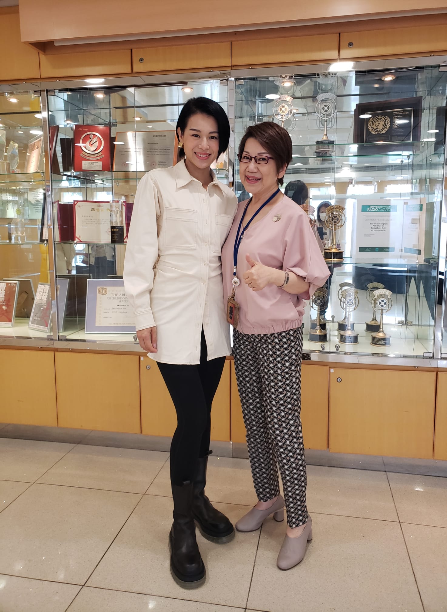 胡杏兒接受港台《舊日的足跡》訪問,大方談及夫妻感情及三個孩子誕生的經歷。