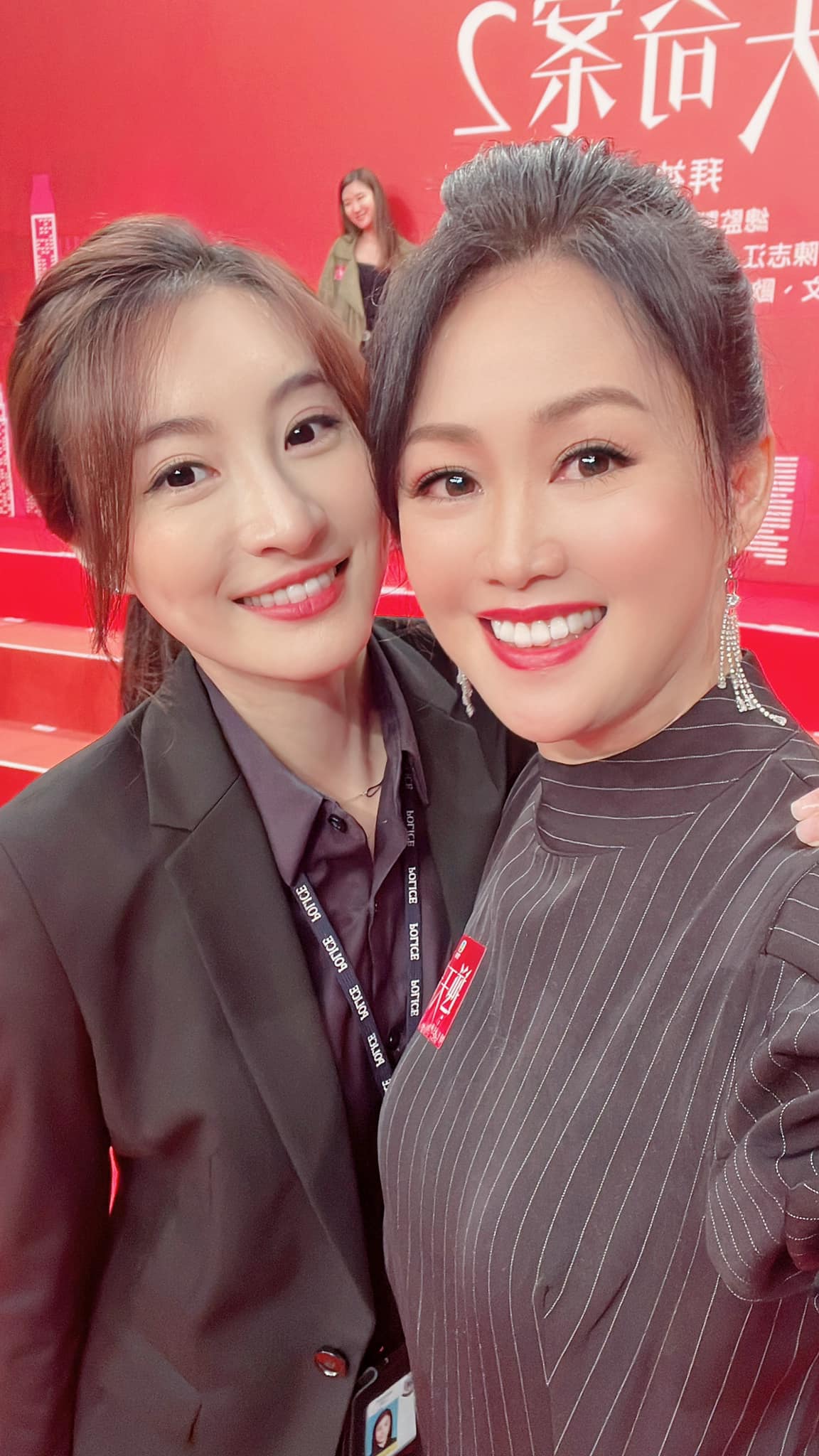 梁小冰與林夏薇合照,有V shape面。