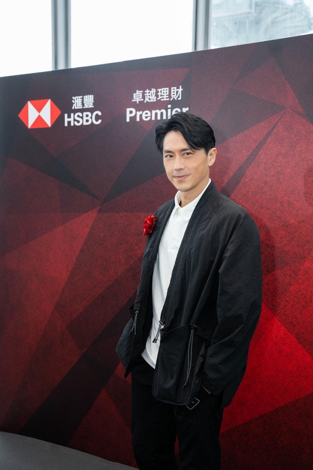 森美大談兒子在英國的使費。