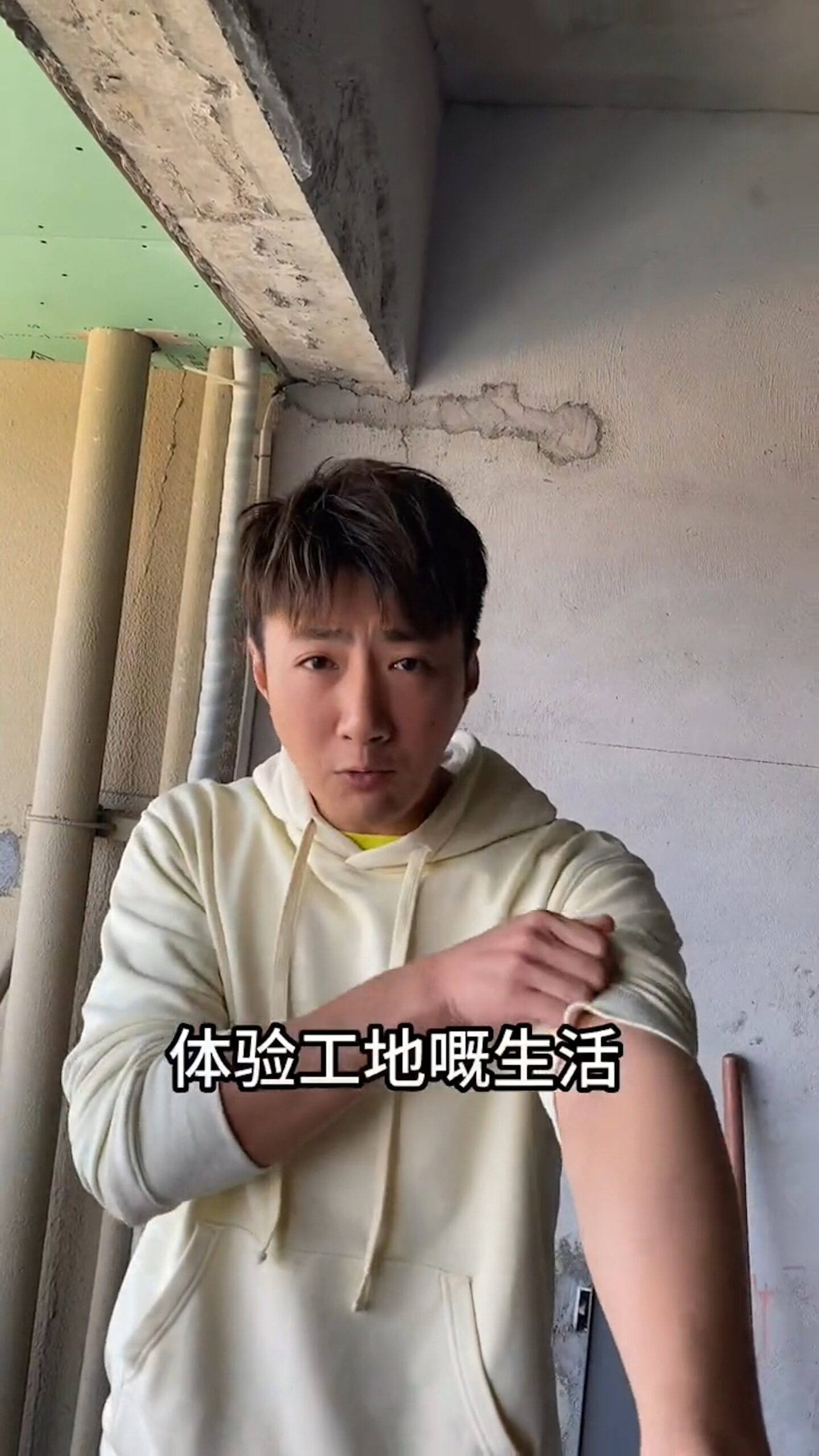 蔡淇俊入屋後即捲起衫袖,更笑言要體驗地盤的生活。