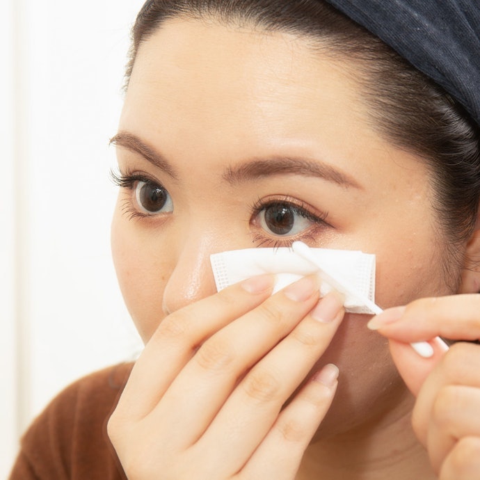 用棉花棒卸除眼唇殘妝