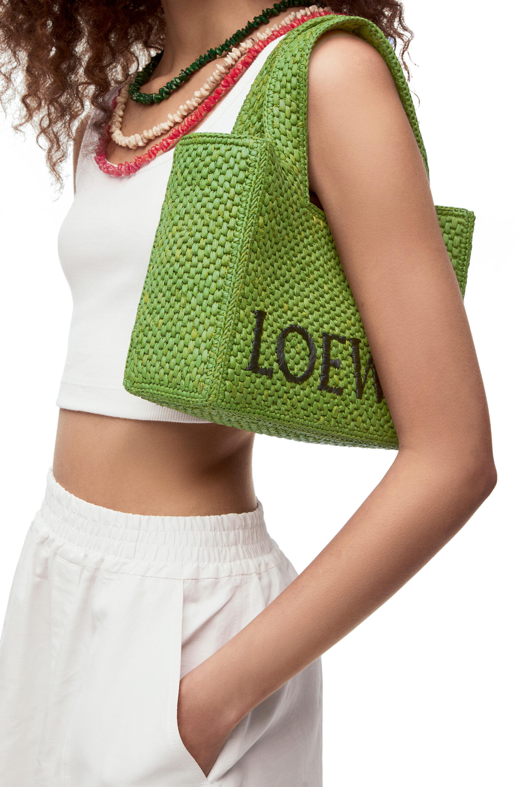 LOEWE的酒椰織籃手袋由馬達加斯加技藝精湛的工匠手工打造