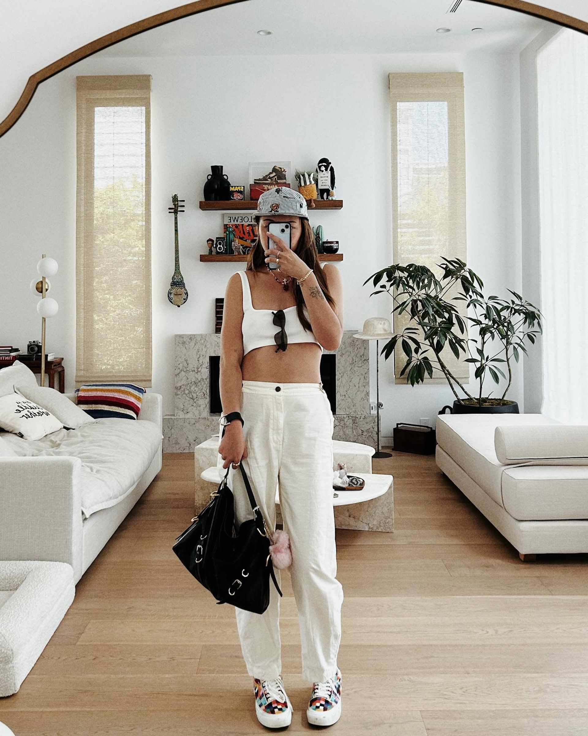 屋內設計簡約,以白色為主。