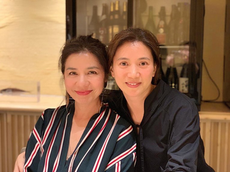袁詠儀與鍾楚紅合照