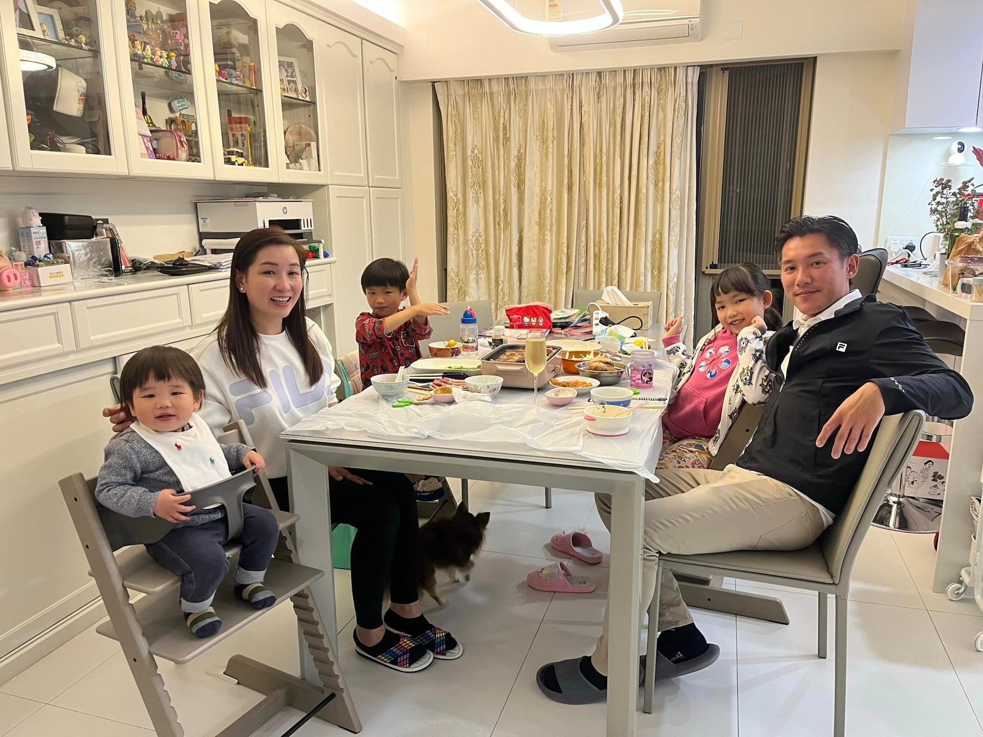 一家五口聚在一起食飯非常溫馨。