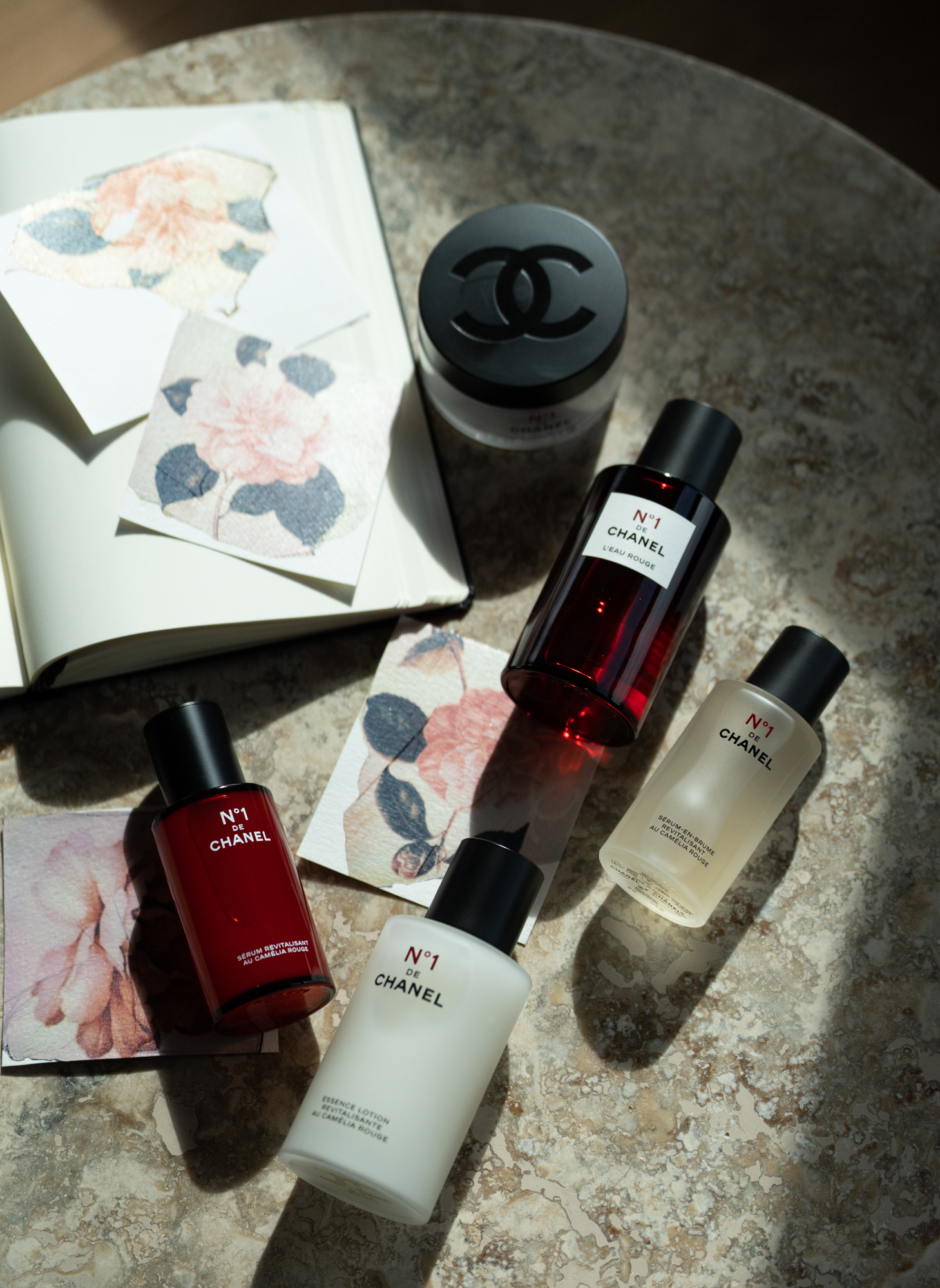 （從上順時針）CHANEL一號紅山茶花眼霜（$630）、CHANEL一號紅山茶花香氛噴霧（$950）、CHANEL一號紅山茶花精華噴霧（$685）、CHANEL一號紅山茶花精華水（$790）及CHANEL一號紅山茶花精華液（$1,250）