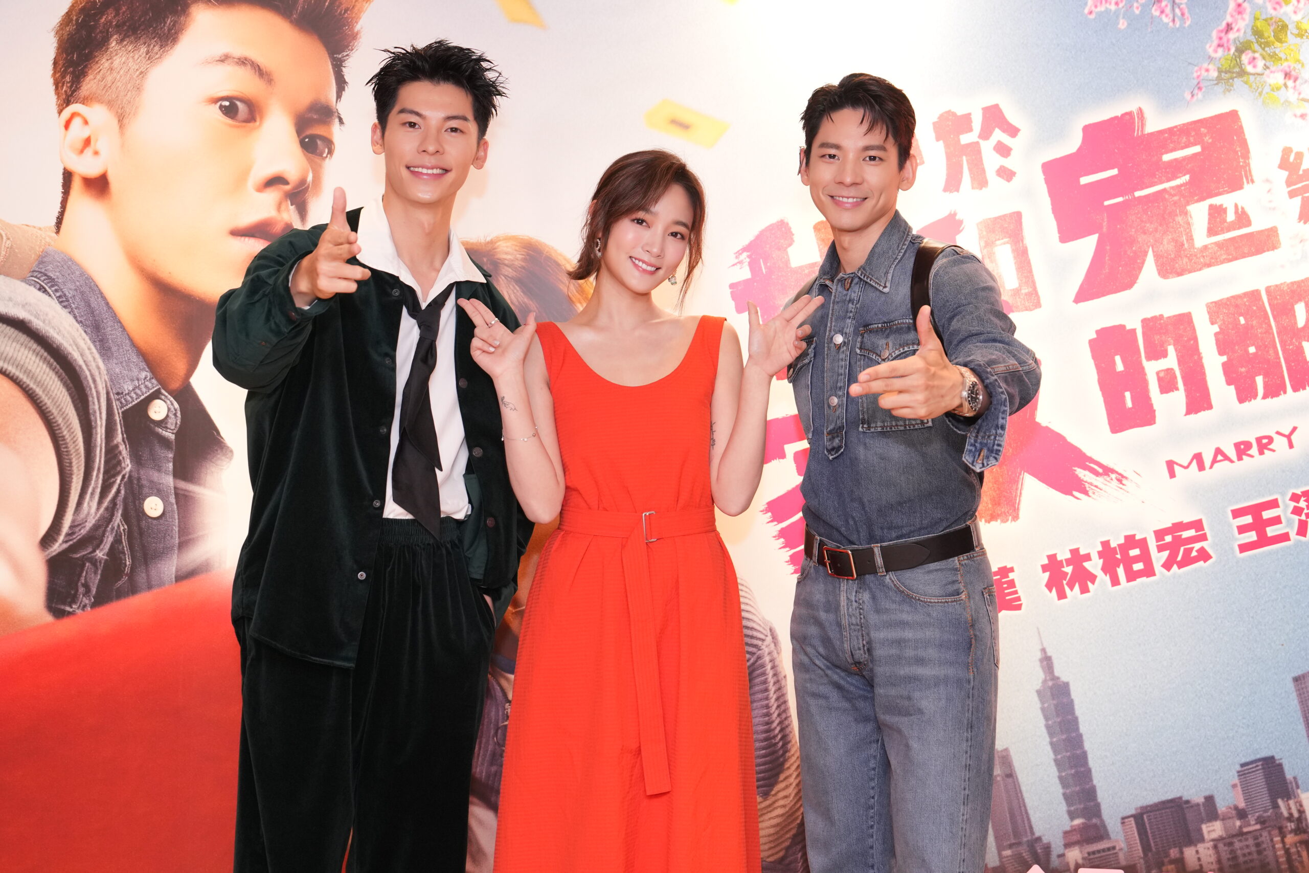 台灣電影《關於我和鬼變成家人的那件事》在香港上映後反應熱烈,由許光漢、林柏宏、王淨主演。