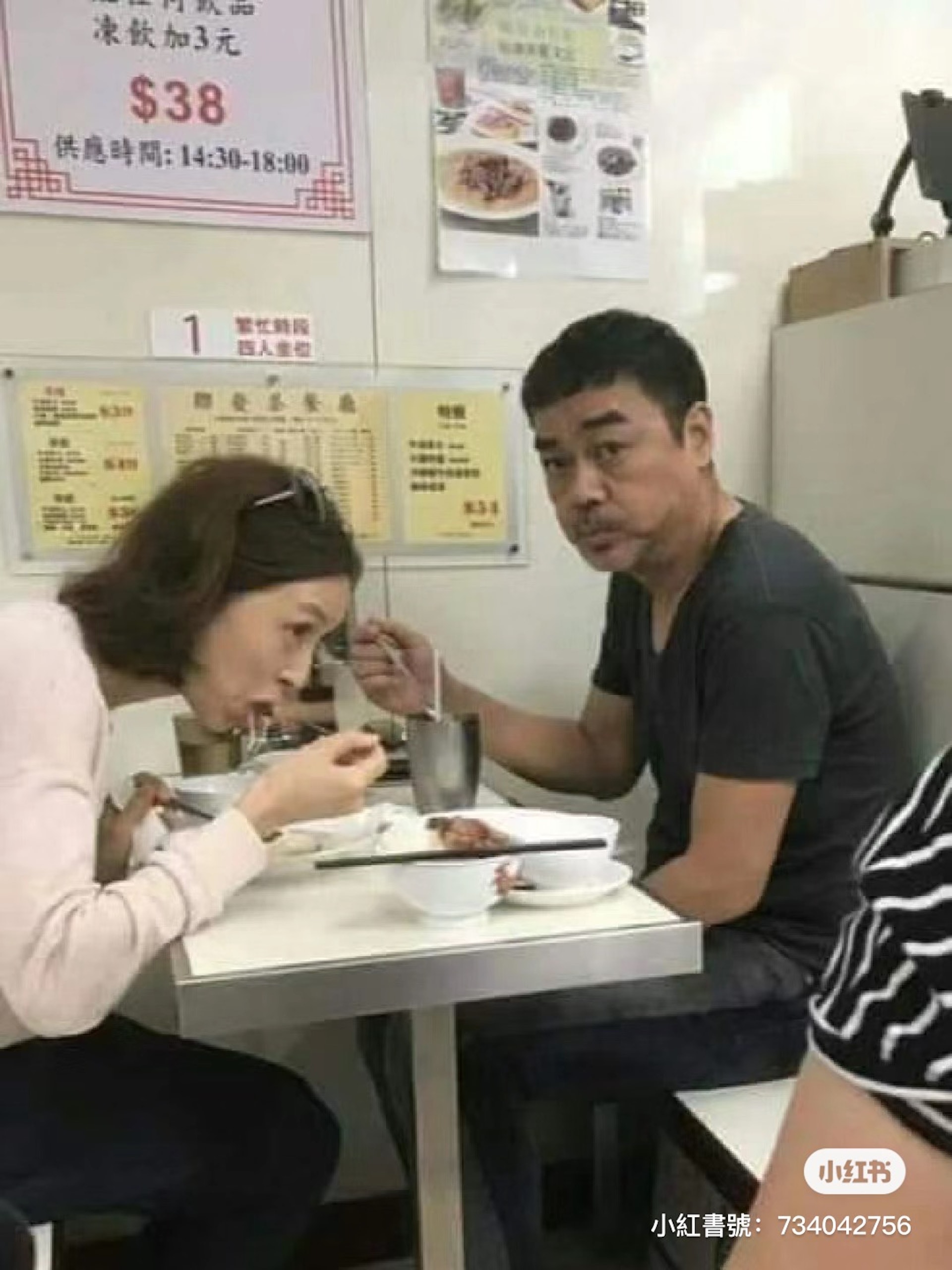 劉青雲與郭藹明多年前在茶餐廳被偶遇的舊相在網上翻Hit。