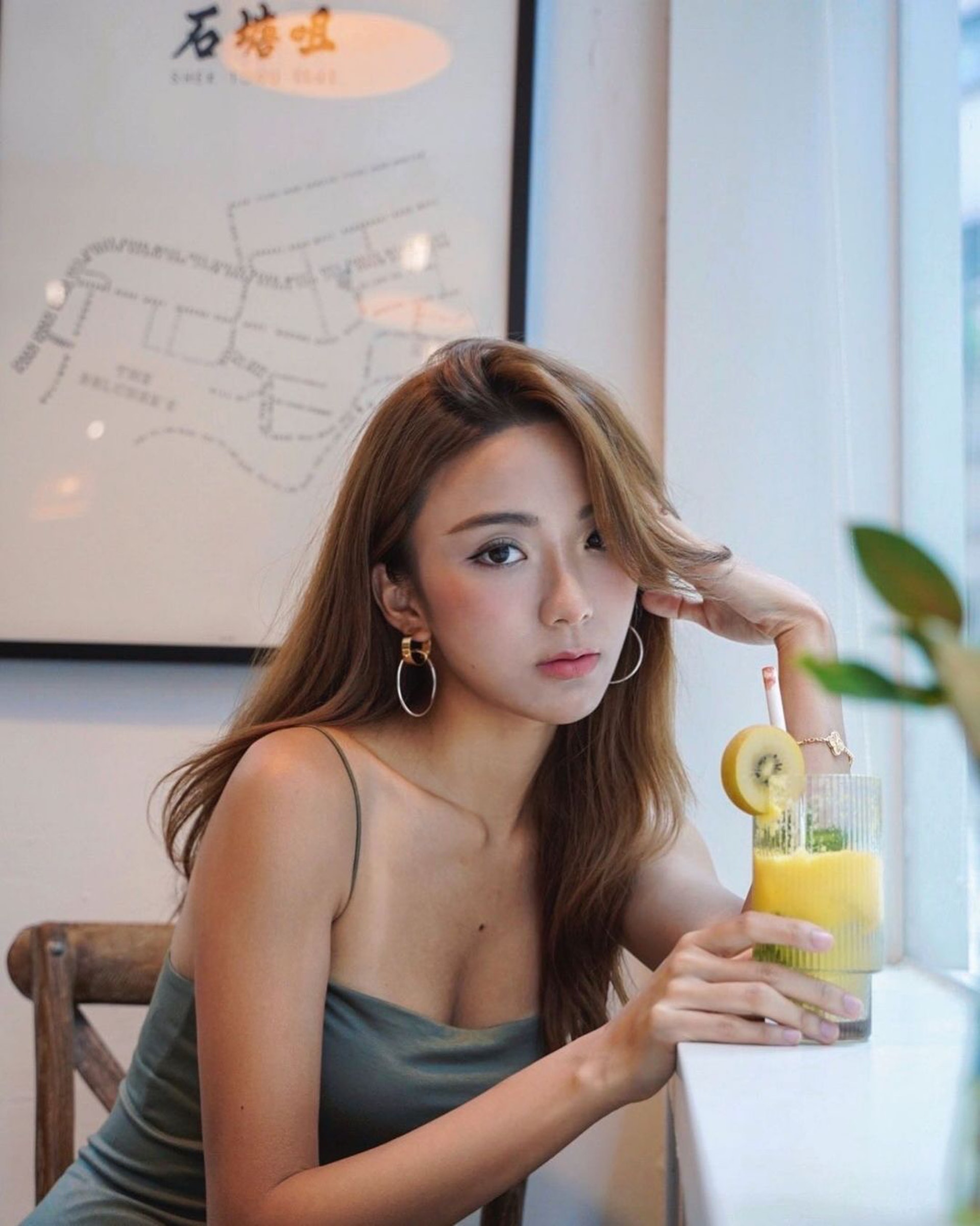 陳聖瑜因撞樣多位明星,被譽為「理大吳千語」及「翻版方媛」。