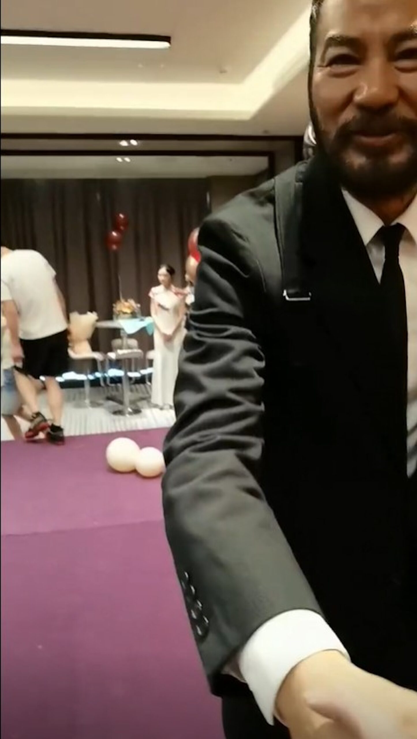 任達華的鬍鬚留了半張臉。