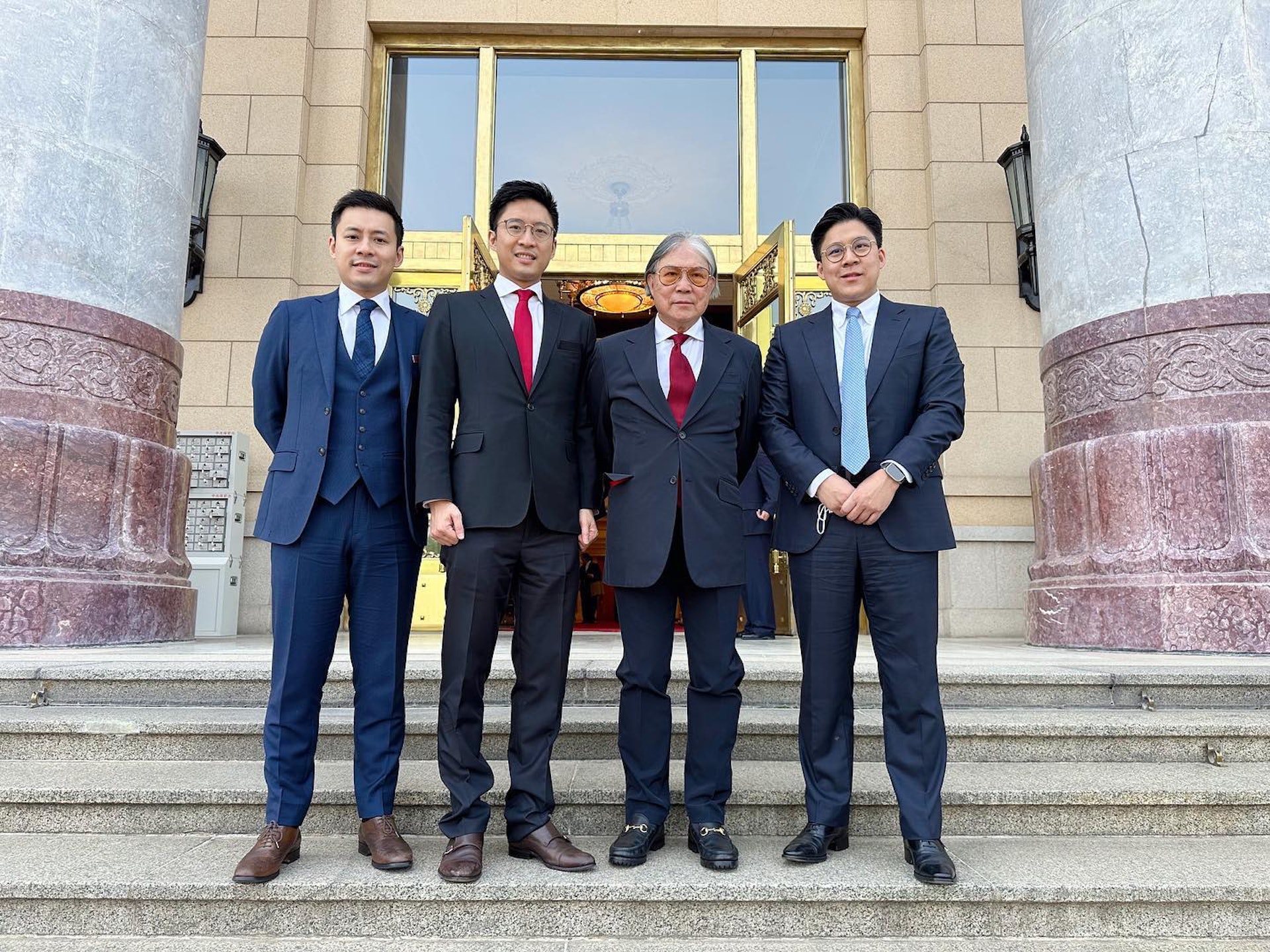 霍家四父子難得同框都西裝骨骨現身。