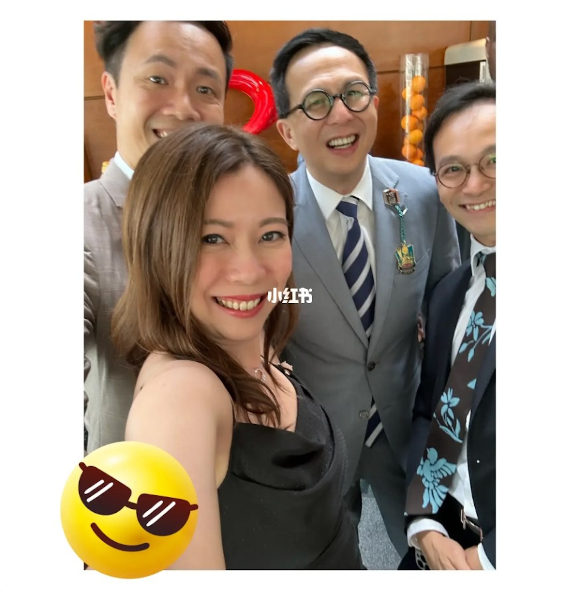 日前李澤楷再現身馬場，笑笑口滿場飛又跟靚女合照，心情勁好。