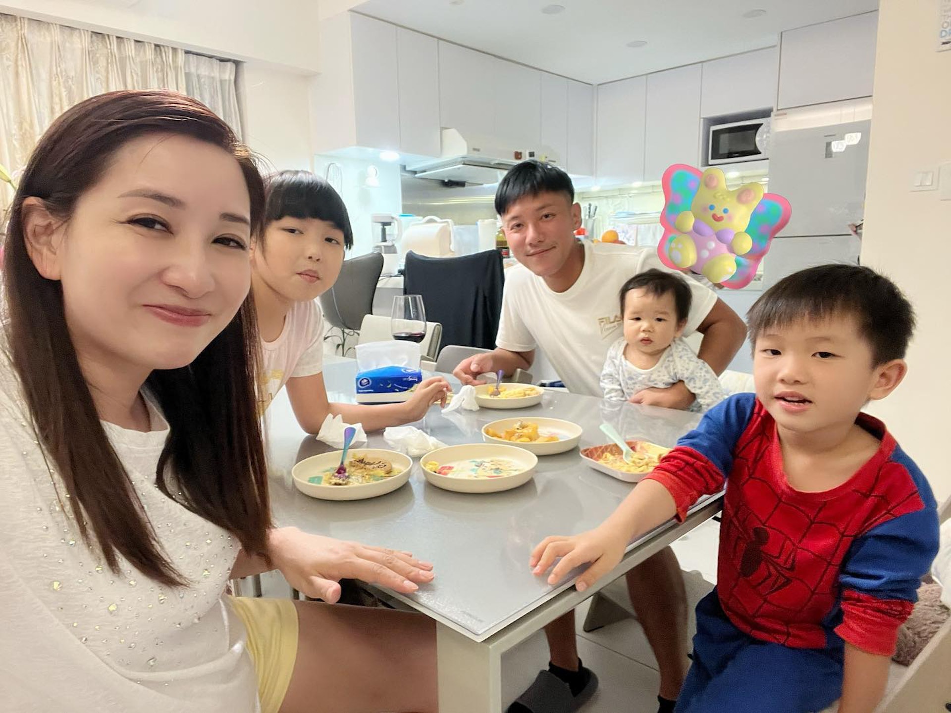 客廳旁則是開放式廚房及飯廳。