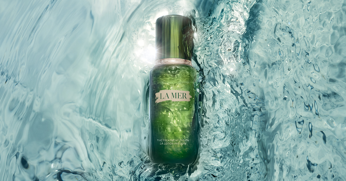 La Mer 肌底修護液蘊含精華級修護配方，啟動年輕蛻變的品牌專利成分 Miracle Broth™ 活膚精華有效迅速提升肌膚含氧量，讓細胞進行自我更生程序。