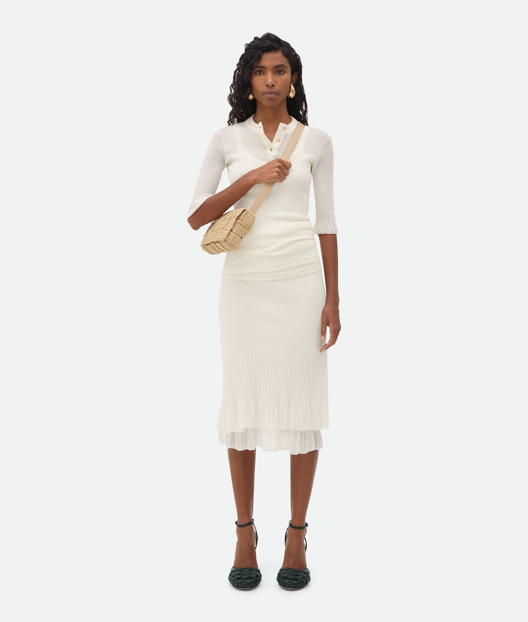 BOTTEGA VENETA這款手袋提升造型的溫柔仙氣感！