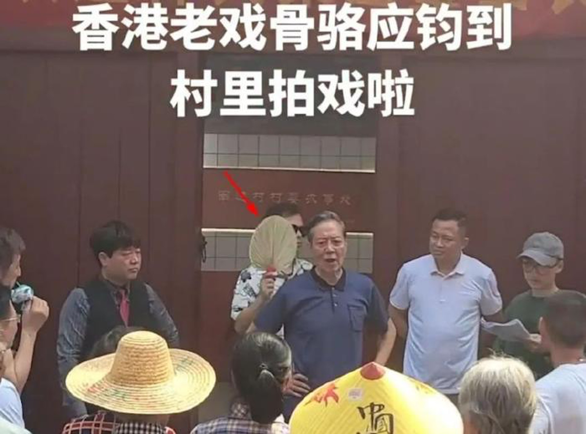 在排戲時，駱應鈞身後有一位工作人員幫他撥扇降溫。