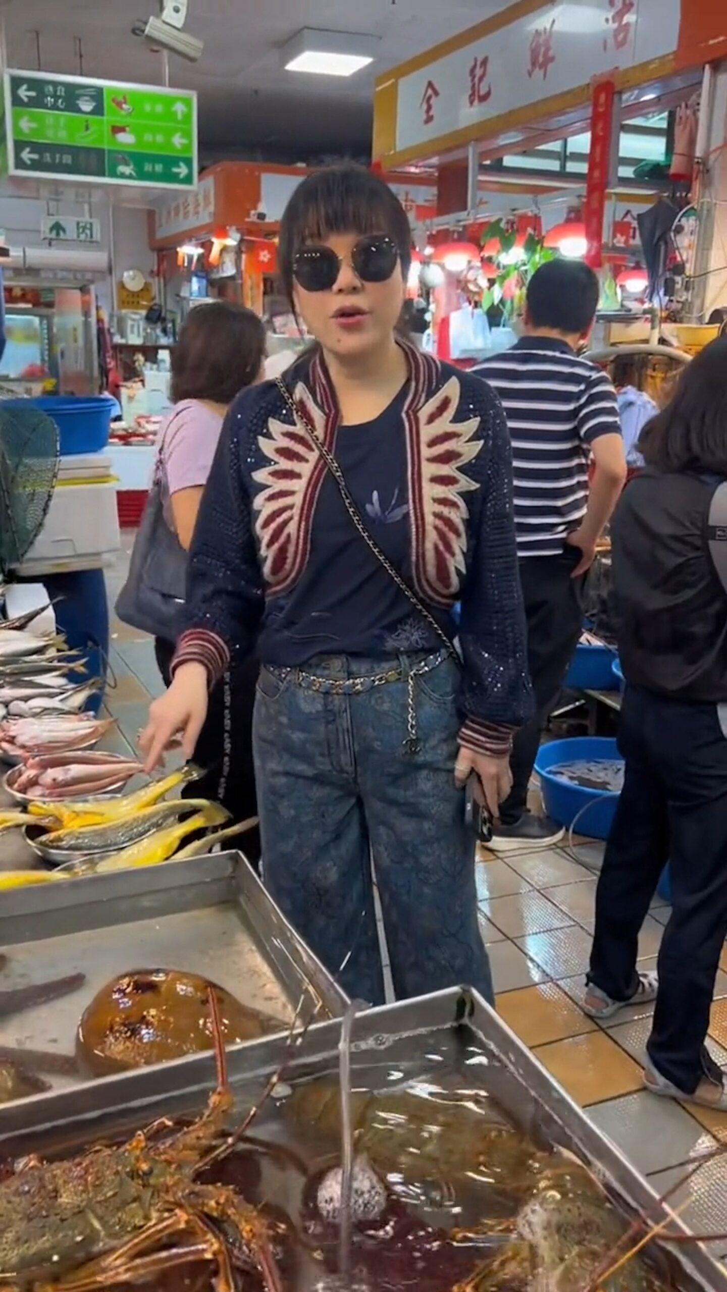 楊小娟全身上下Chanel,站在人群中特別顯眼。