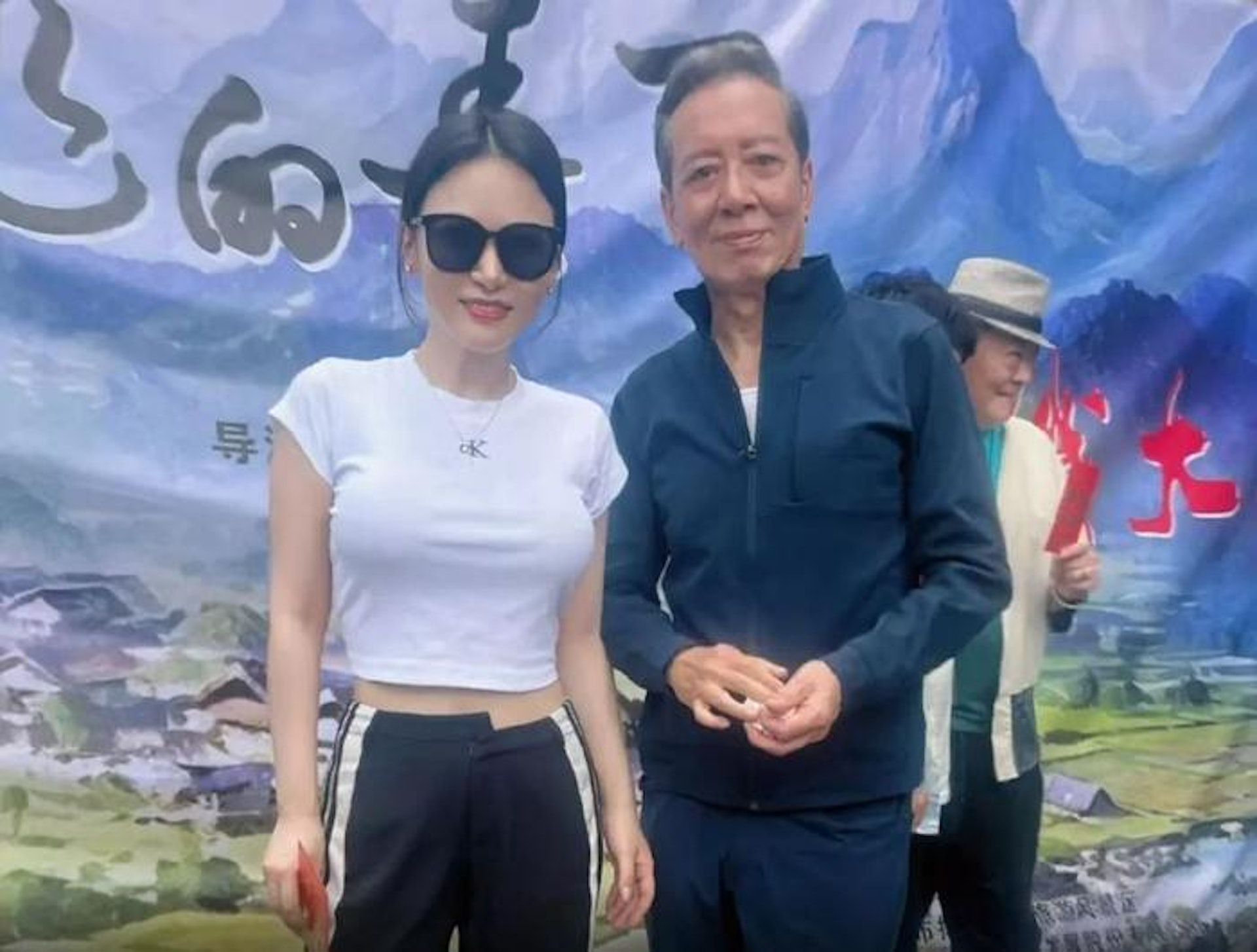 駱應鈞與女主角合照。