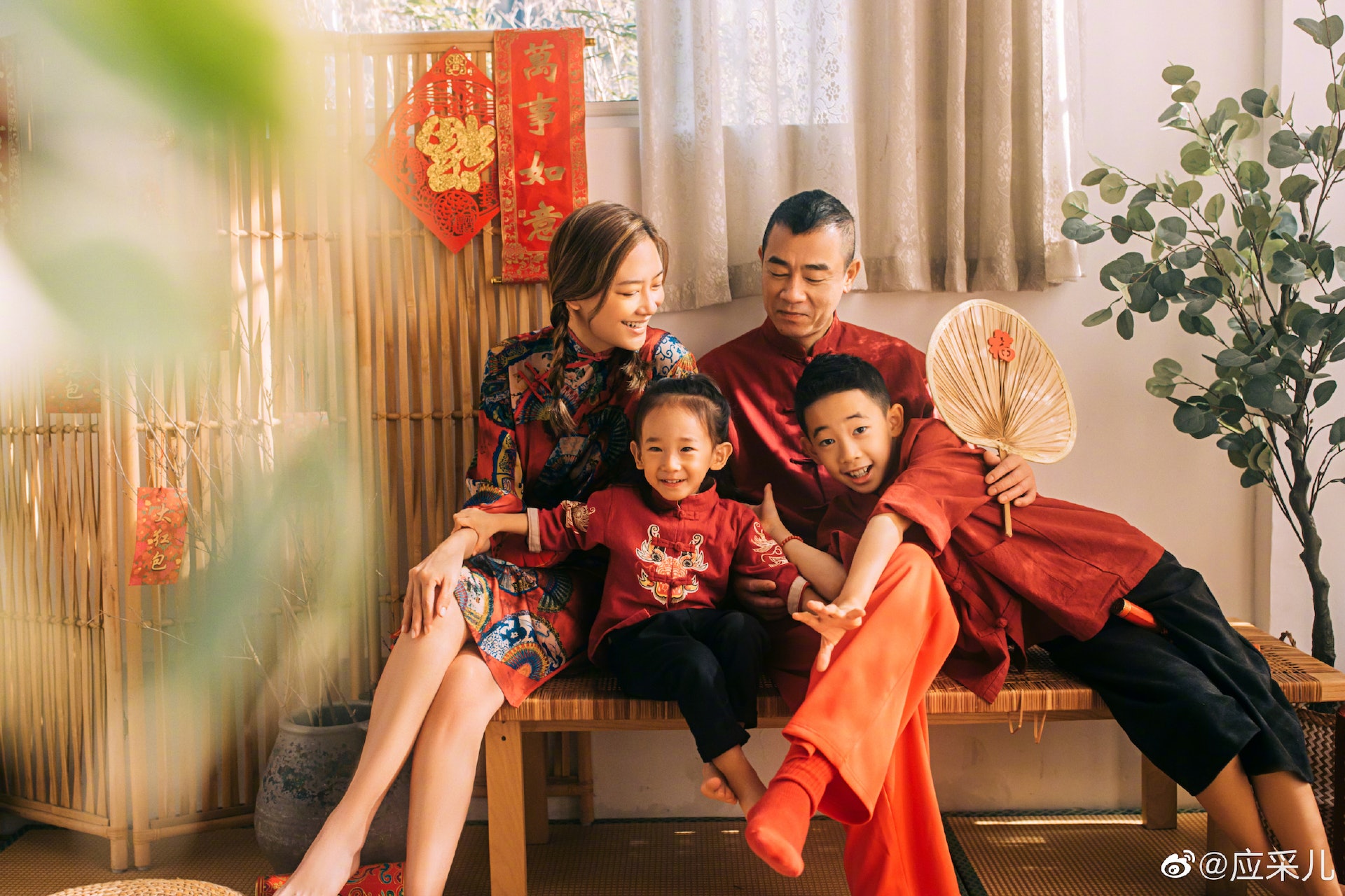 應采兒與陳小春一家四口好幸福。