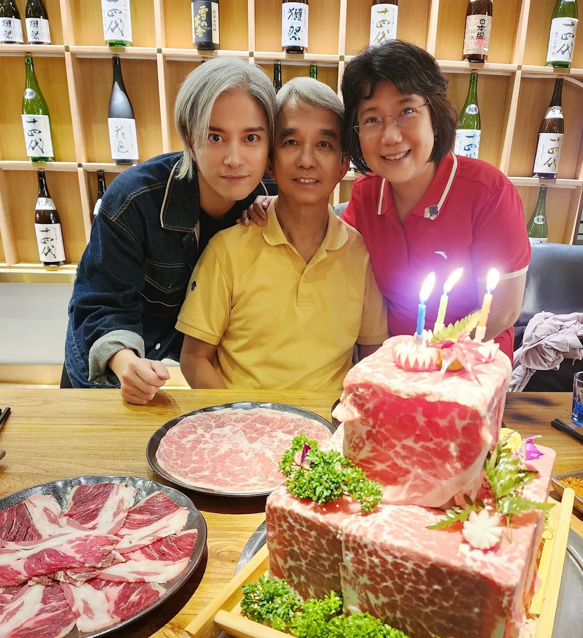張彥博曾帶父母到餐廳用餐。