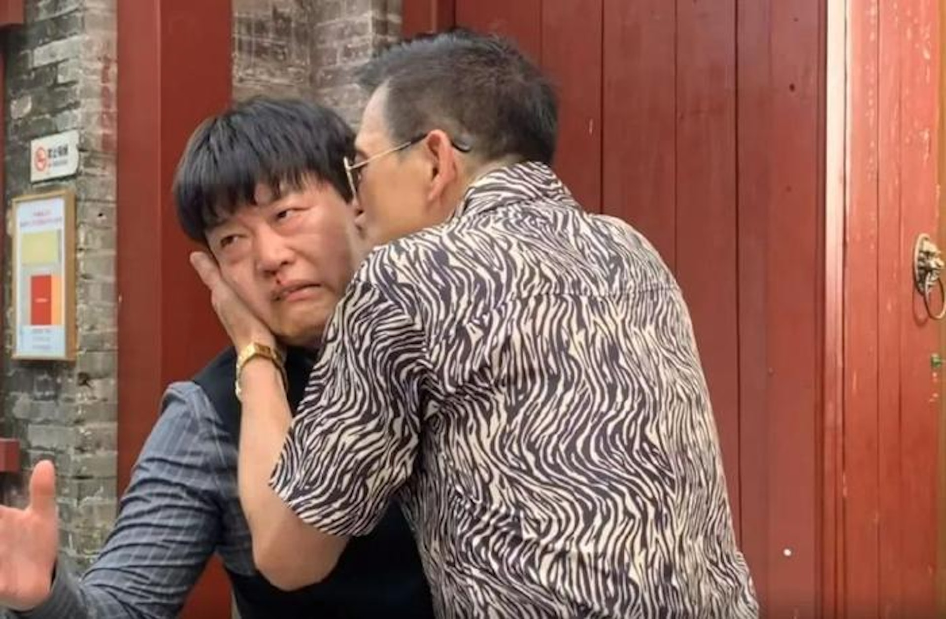 李國麟更上演了一場強吻男主角的戲份，相當豁出去。